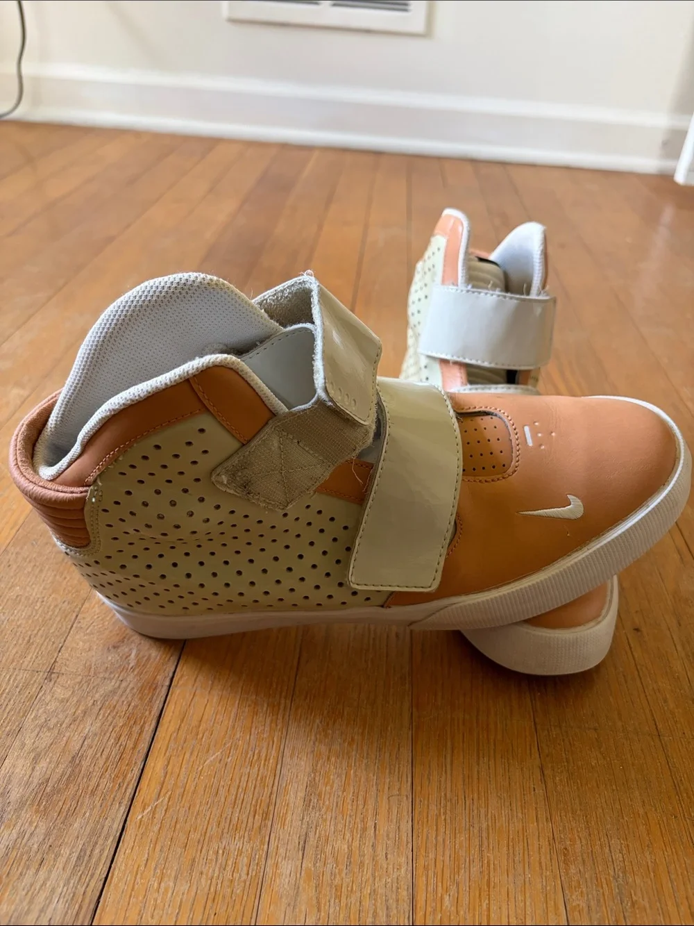Nike FLY STEPPER 2K3  High-Top Sneakers in Tan and Cream Velcro